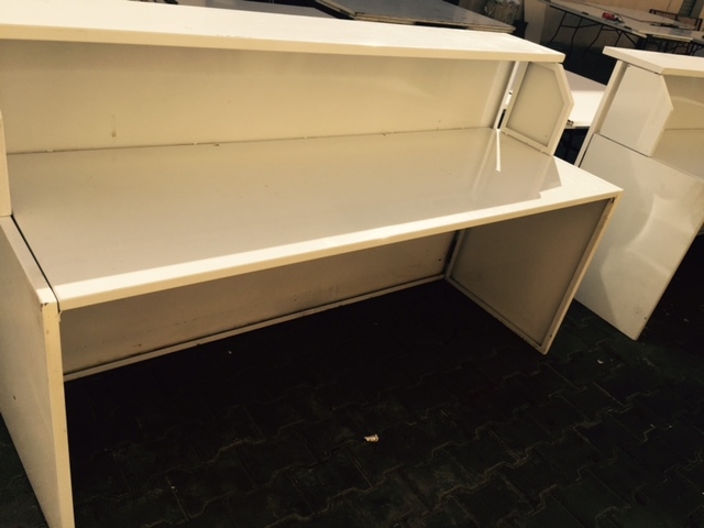 ssteel-white-bar-counter